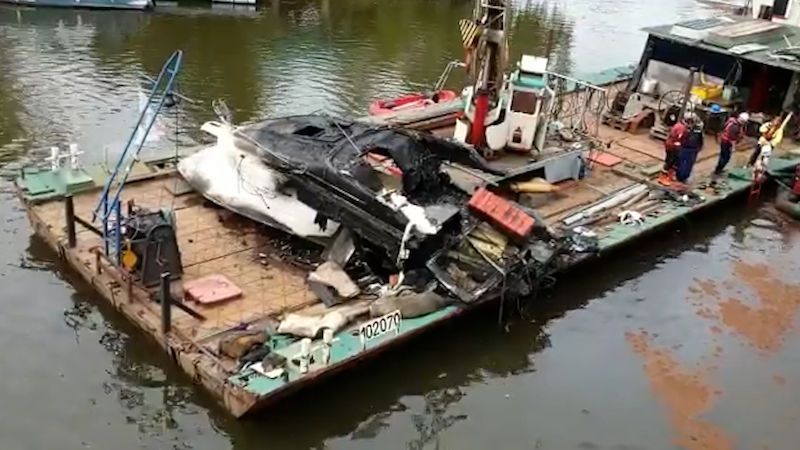 Ohořelý vrak lodi tahali z Vltavy v Praze nadvakrát, škoda za 700 tisíc